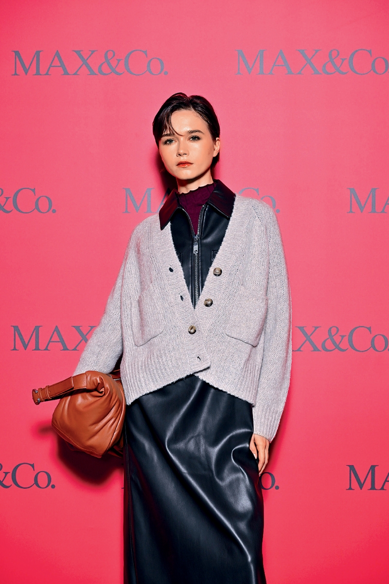 黑色拉链皮革连身裙,外衬简约针织外套,展现品牌服饰易穿易衬的百搭风格。 黑色拉链皮革连身裙,外衬简约针织外套,展现品牌服饰易穿易衬的百搭风格。