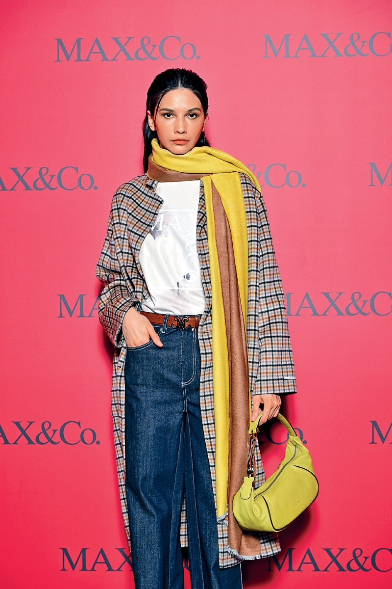 经典牛仔裤配格纹长身大衣,再衬色彩夺目的围巾及手袋,重现上世纪九十年代复古风。 经典牛仔裤配格纹长身大衣,再衬色彩夺目的围巾及手袋,重现上世纪九十年代复古风。