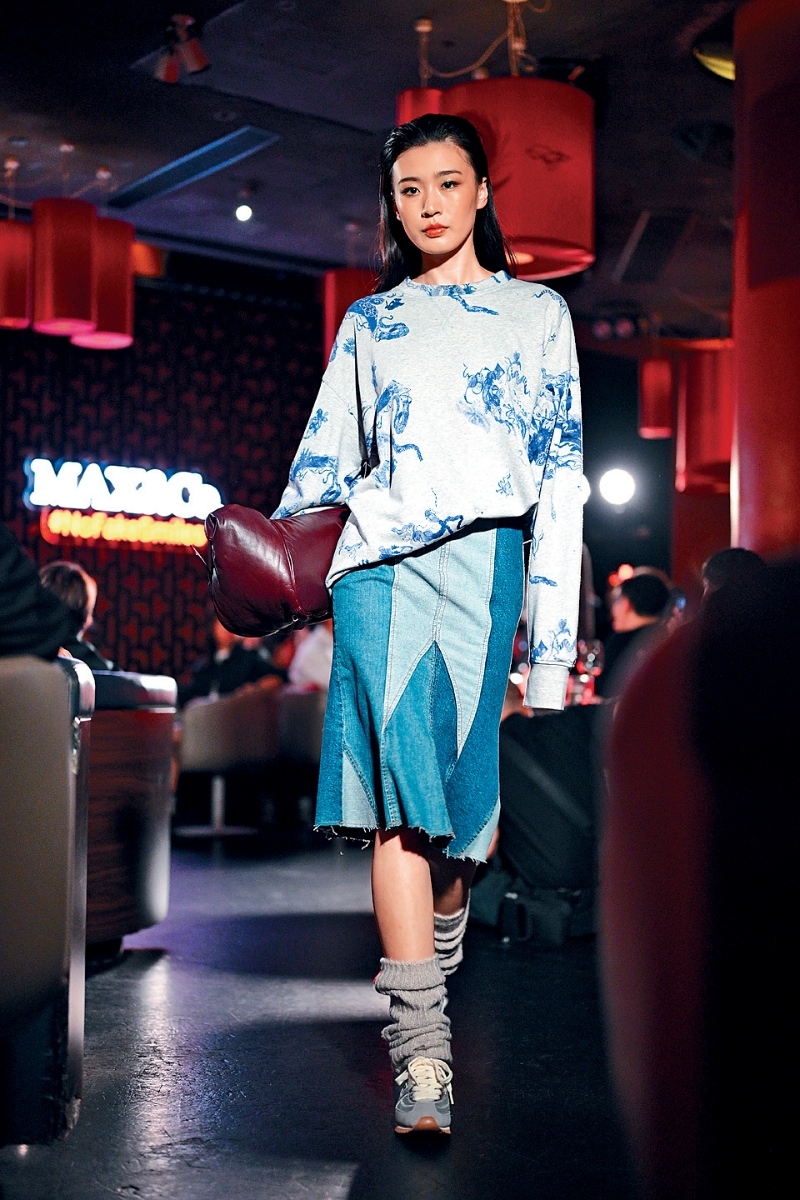 印花上衣下配拼布牛仔半截裙,加上运动鞋与袜套,青春跳脱。 印花上衣下配拼布牛仔半截裙,加上运动鞋与袜套,青春跳脱。