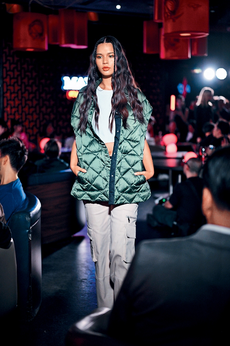 军绿色夹棉无袖外套,跟卡其色Cargo Pants是绝配。 军绿色夹棉无袖外套,跟卡其色Cargo Pants是绝配。