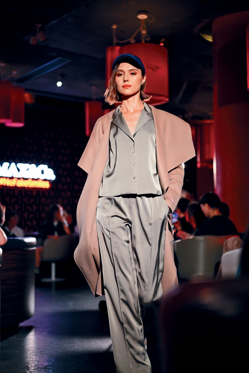 驼色反领大衣配衬Pajama Style裤装,风格从容随性,呼应Relaxed Styling Every Day Icons精神。 驼色反领大衣配衬Pajama Style裤装,风格从容随性,呼应Relaxed Styling Every Day Icons精神。