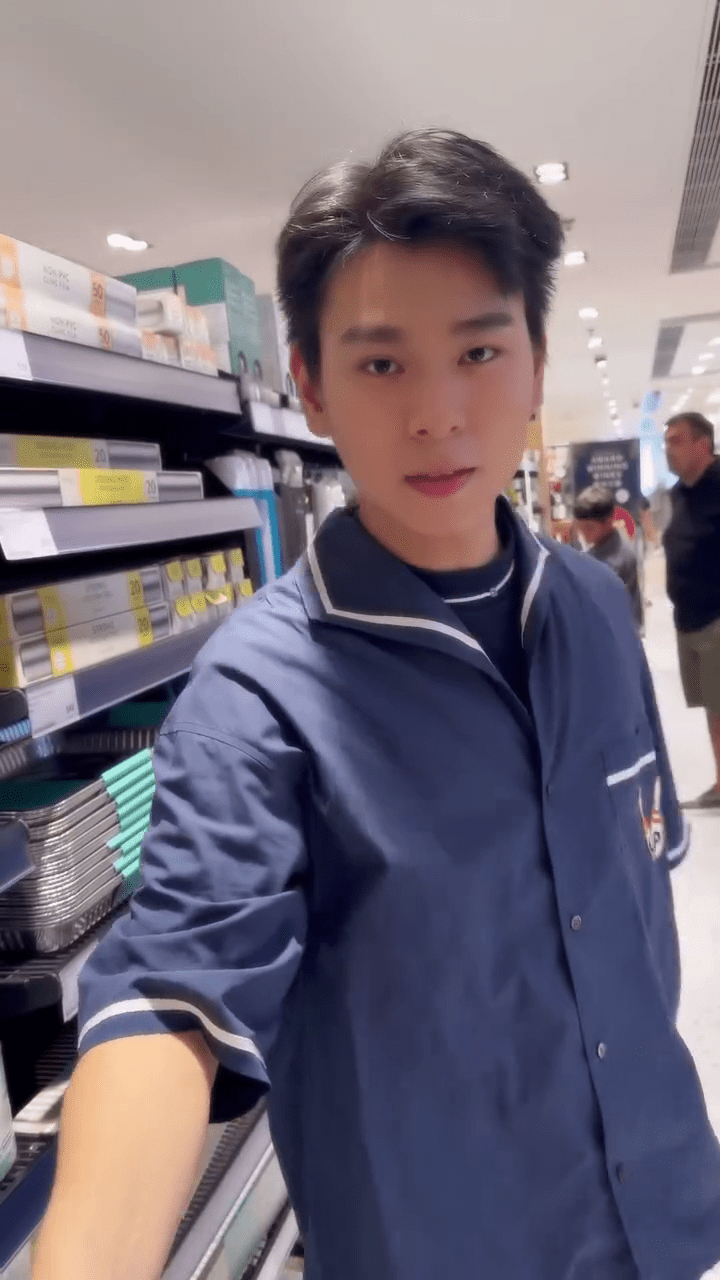 男子快手地帮忙拿取,并递给陈凯琳。 男子快手地帮忙拿取,并递给陈凯琳。