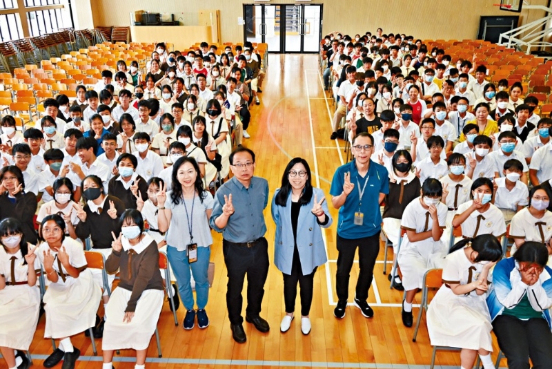 佛教沈香林纪念中学早前与星岛日报合作,推行多个国民教育讲座,建立良好公民教育的气氛。 佛教沈香林纪念中学早前与星岛日报合作,推行多个国民教育讲座,建立良好公民教育的气氛。