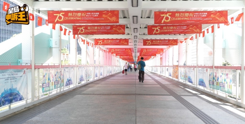 国庆临近,街头巷尾国旗区旗处处飘扬。 国庆临近,街头巷尾国旗区旗处处飘扬。