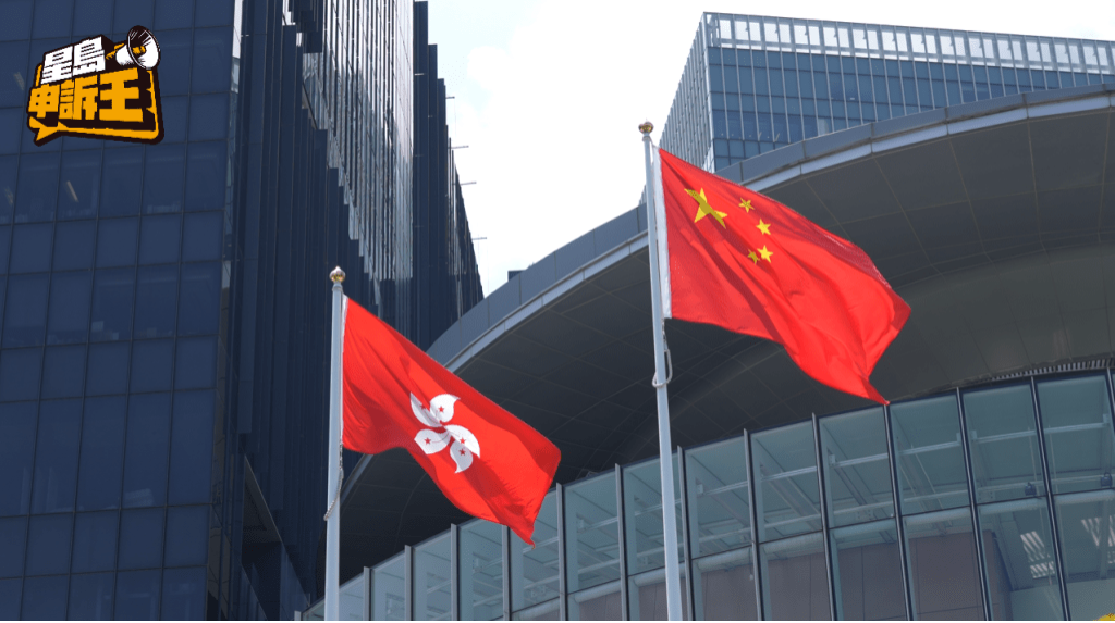 为庆祝国庆75周年,政府在不少地方挂上国旗、区旗和祝贺横额。 为庆祝国庆75周年,政府在不少地方挂上国旗、区旗和祝贺横额。