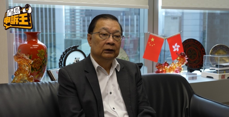 全国港澳研究会副会长谭耀宗忆起回归当晚,看到英国旗落下、五星红旗随之升起,仍然感受至深。 全国港澳研究会副会长谭耀宗忆起回归当晚,看到英国旗落下、五星红旗随之升起,仍然感受至深。