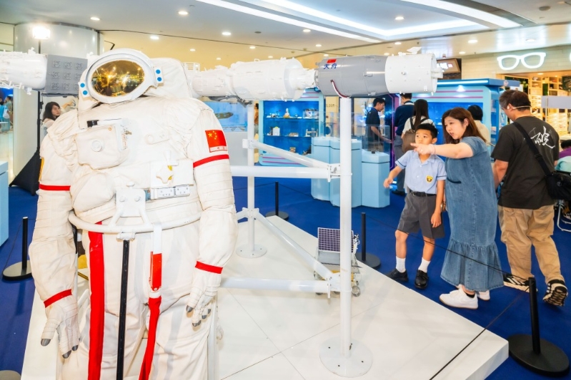 新地八个遍布全港、人流畅旺的商场举行“国家 7 5 周年科技成就展缤纷” 巡回展览 新地八个遍布全港、人流畅旺的商场举行“国家 7 5 周年科技成就展缤纷” 巡回展览