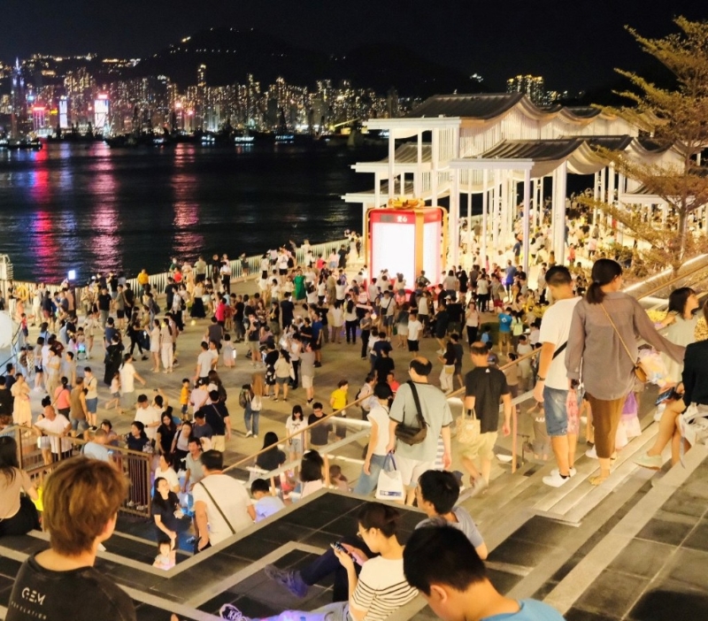 长沙湾海滨长廊公共空间设置打卡装置和举办市集活动,共贺国庆。 长沙湾海滨长廊公共空间设置打卡装置和举办市集活动,共贺国庆。