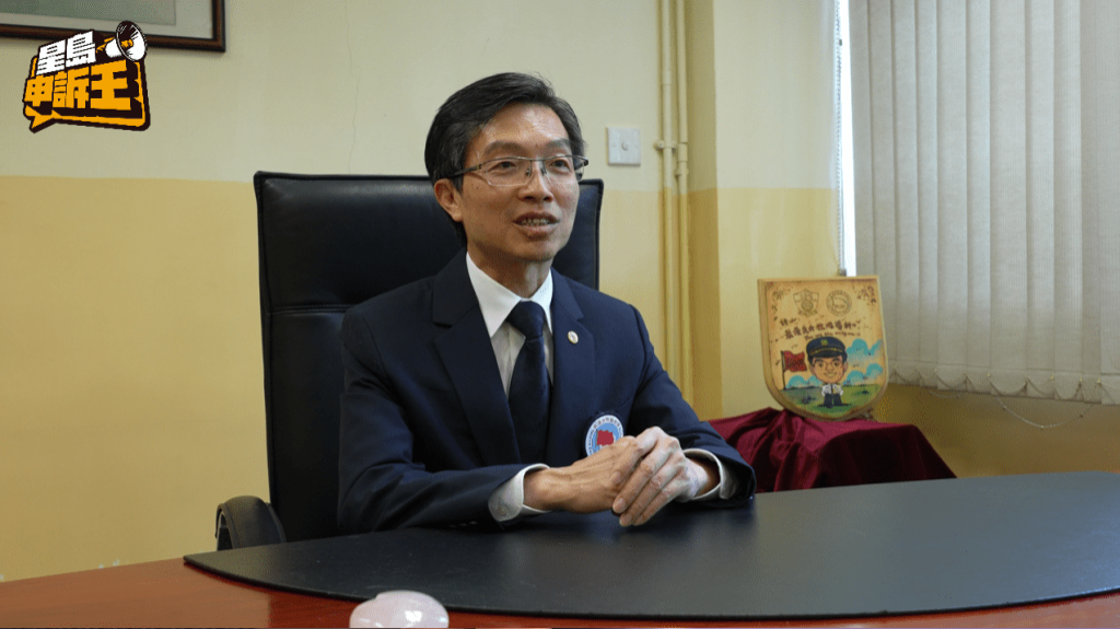 身兼中学校长的香港升旗队总会荣誉总监许振隆,一直以来肩负着培育下一代的重任。 身兼中学校长的香港升旗队总会荣誉总监许振隆,一直以来肩负着培育下一代的重任。