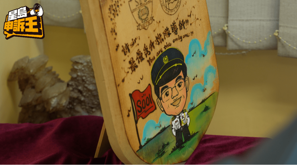 许振隆见证着小学、中学、幼稚园、青年队及成年升旗队的发展。 许振隆见证着小学、中学、幼稚园、青年队及成年升旗队的发展。