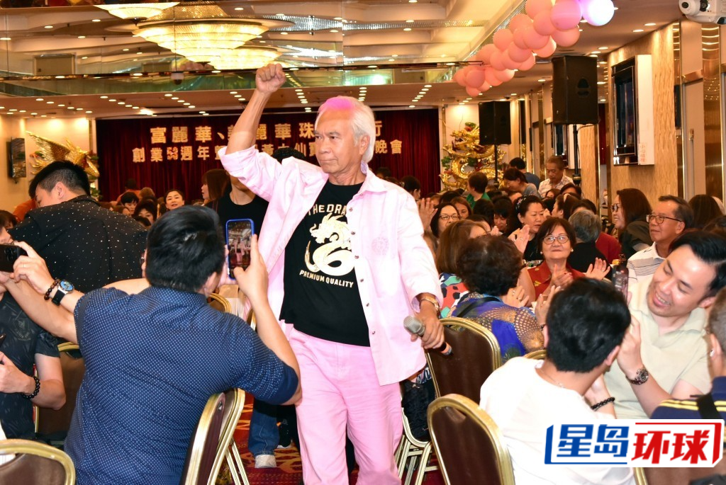 之前为老字号金行喺酒楼唱晚宴骚,唱到落台跟观众互动。 之前为老字号金行喺酒楼唱晚宴骚,唱到落台跟观众互动。