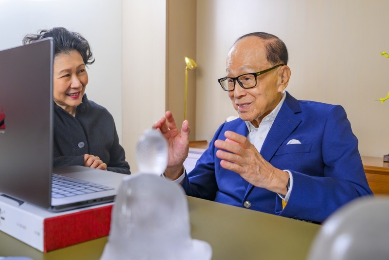 李嘉诚与科学家徐蓁视像对话,红颜知己周凯旋亦在旁。 李嘉诚与科学家徐蓁视像对话,红颜知己周凯旋亦在旁。