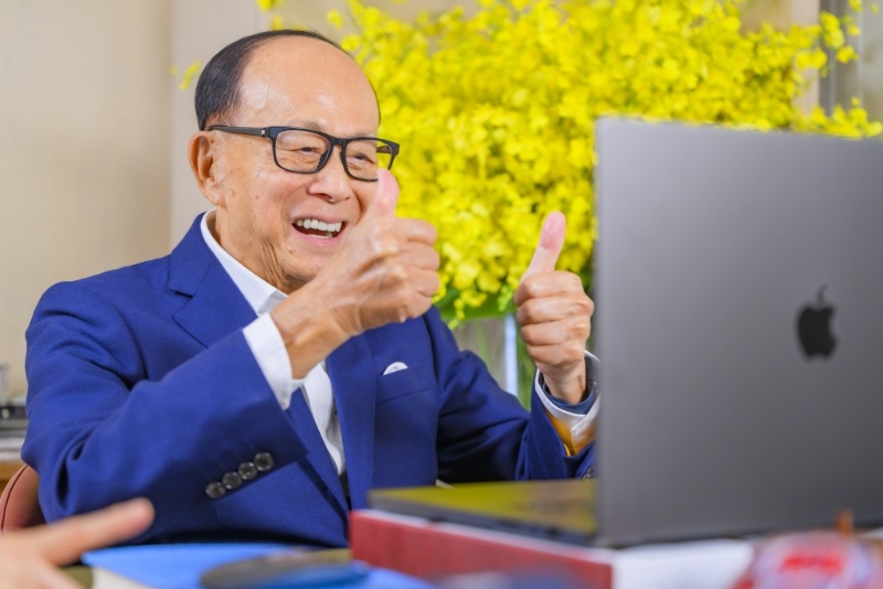 李嘉诚指,知道有技术可为癌症病人带来无痛、高效、负担得起的选择,内心很兴奋,「几个晚上都睡不著」。 李嘉诚指,知道有技术可为癌症病人带来无痛、高效、负担得起的选择,内心很兴奋,「几个晚上都睡不著」。