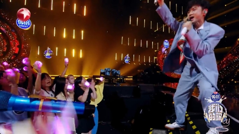 古巨基发长文指26号晚上洗澡后没多久,突然感到右耳很刺痛并且听觉模糊,结果在第二天醒来情况依然持续,便立即前往专科医生求诊。 古巨基发长文指26号晚上洗澡后没多久,突然感到右耳很刺痛并且听觉模糊,结果在第二天醒来情况依然持续,便立即前往专科医生求诊。