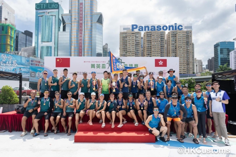 海关龙舟队在熊猫国庆龙舟杯及纪律部队国庆龙舟杯分别勇夺亚军及季军。 海关龙舟队在熊猫国庆龙舟杯及纪律部队国庆龙舟杯分别勇夺亚军及季军。