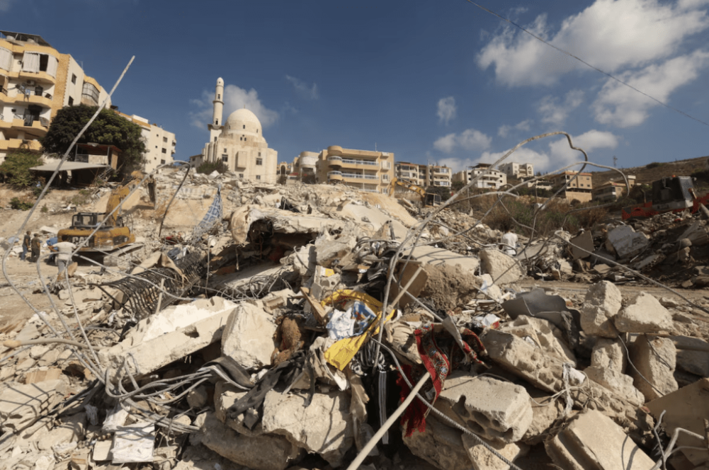 2024年9月30日,在黎巴嫩南部真主党和以色列军队之间持续的敌对行动中,以色列周日袭击了艾因德勒布市。 路透社.png 2024年9月30日,在黎巴嫩南部真主党和以色列军队之间持续的敌对行动中,以色列周日袭击了艾因德勒布市。 路透社.png