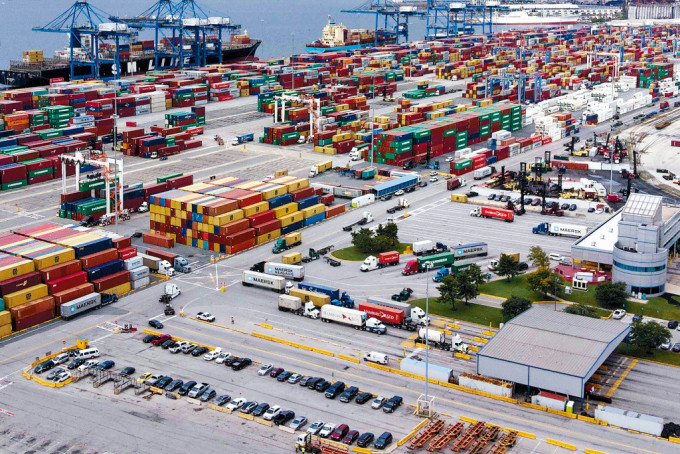 马里兰州巴尔的摩港的西格特海运码头。 马里兰州巴尔的摩港的西格特海运码头。