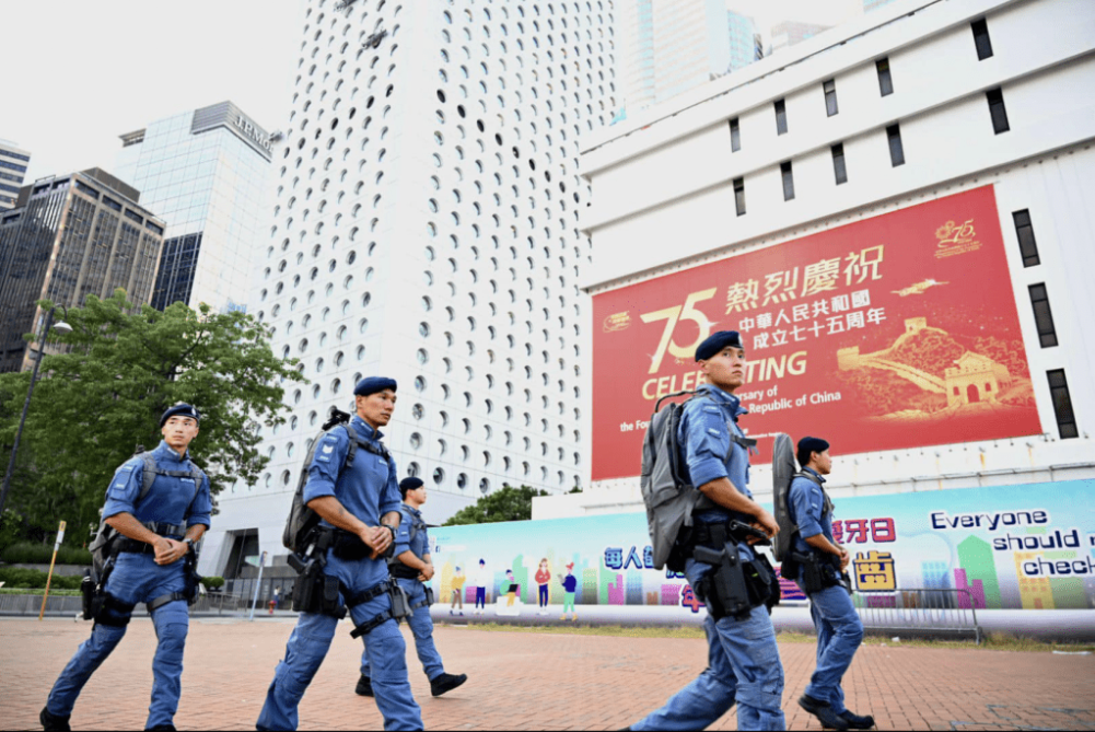 国庆前夕,反恐特勤队队员在全港各区进行反罪恶巡逻。 警队fb 国庆前夕,反恐特勤队队员在全港各区进行反罪恶巡逻。 警队fb