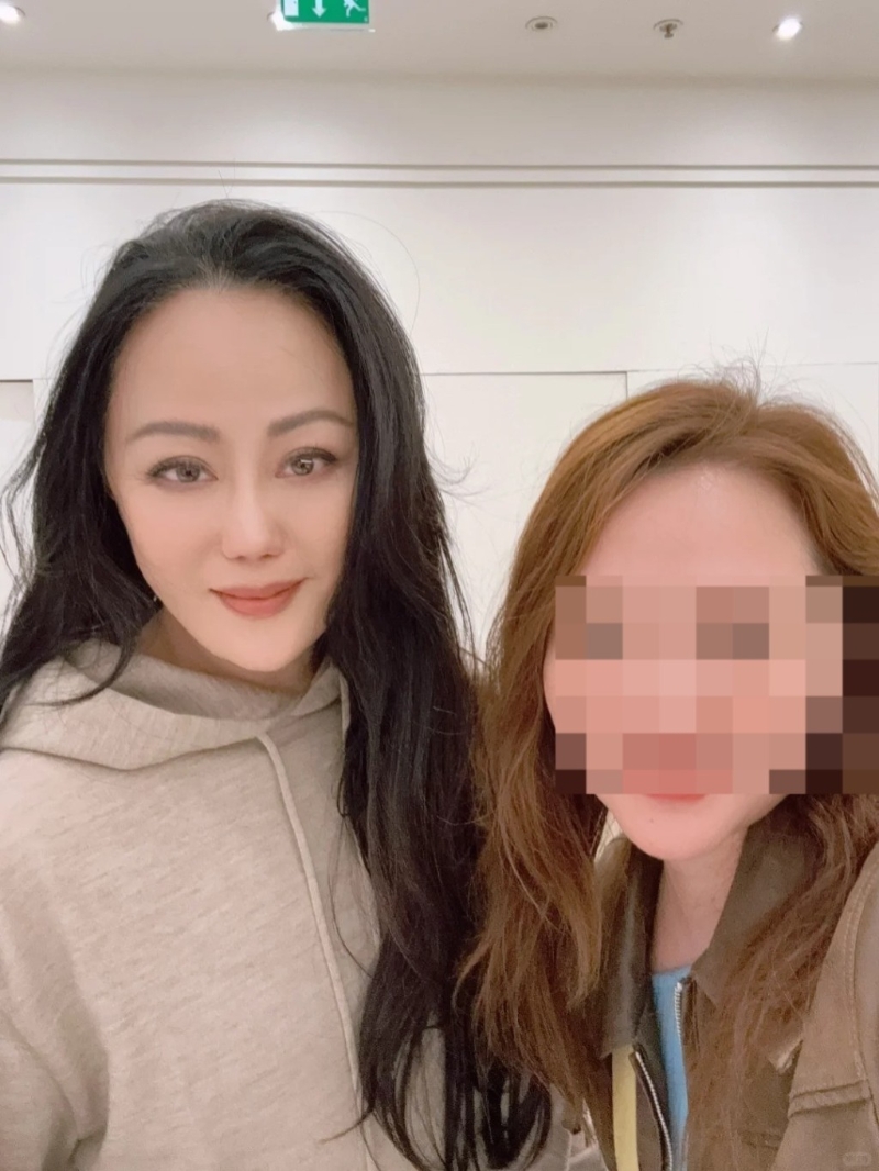 章小蕙最近又在法国巴黎被偶遇合影,但在网民的美颜滤镜下面型却显得过份地尖,而且比例失调,略有几分似外星人。 章小蕙最近又在法国巴黎被偶遇合影,但在网民的美颜滤镜下面型却显得过份地尖,而且比例失调,略有几分似外星人。