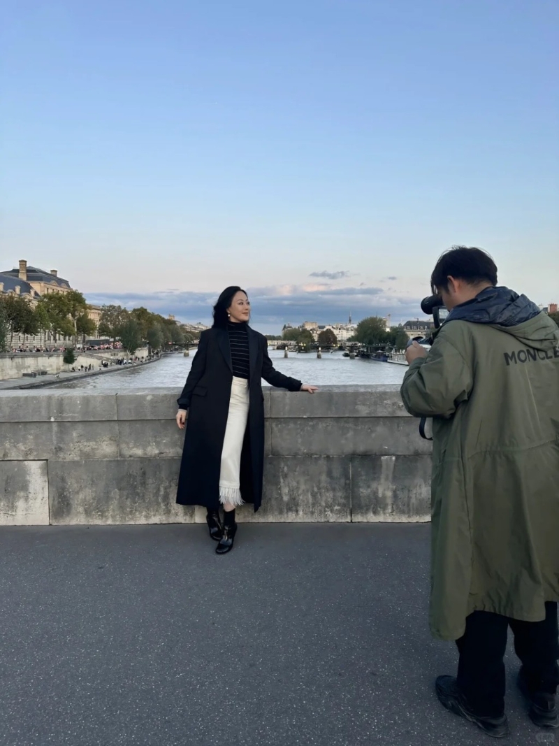 其后亦有网民在小红书上分享了两张在巴黎街头偶遇章小蕙在拍照的照片。 其后亦有网民在小红书上分享了两张在巴黎街头偶遇章小蕙在拍照的照片。