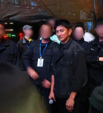 吴奇隆近日现身活动时,因为一身打扮完美融入保安群。 吴奇隆近日现身活动时,因为一身打扮完美融入保安群。