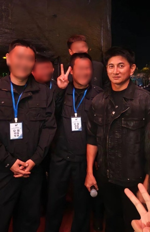 吴奇隆与保安合照。 吴奇隆与保安合照。