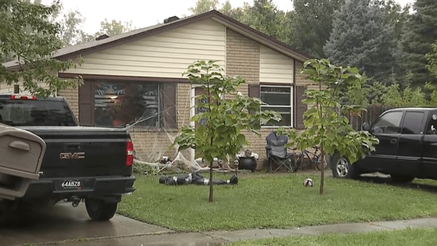 女童在家中被13岁姐姐用刀刺死。 女童在家中被13岁姐姐用刀刺死。