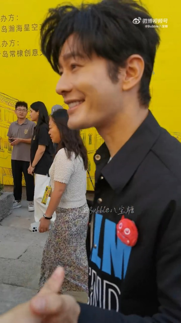 黄晓明在户外出席活动。 黄晓明在户外出席活动。