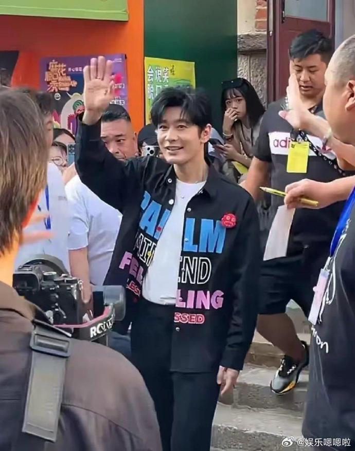 黄晓明被网民捕获,大晒亲民作风。 黄晓明被网民捕获,大晒亲民作风。