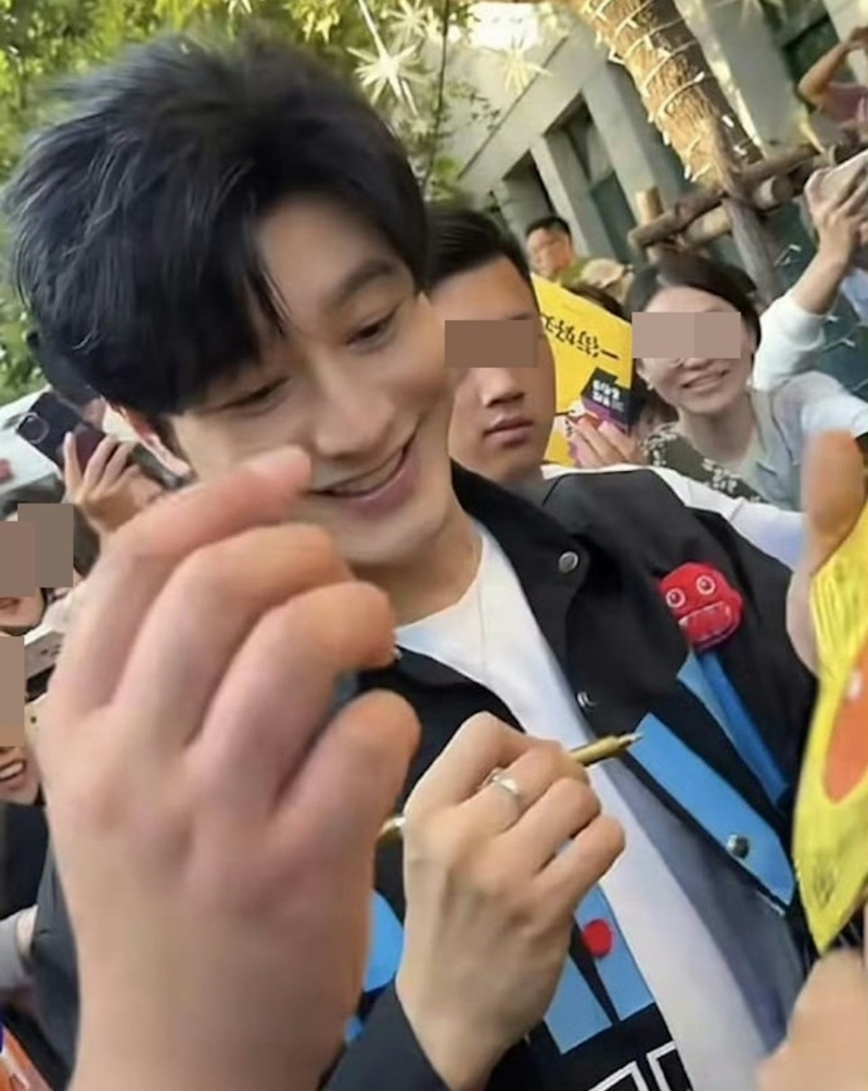 黄晓明签名时意外曝光右手中指的戒指,疑似是定情戒。 黄晓明签名时意外曝光右手中指的戒指,疑似是定情戒。