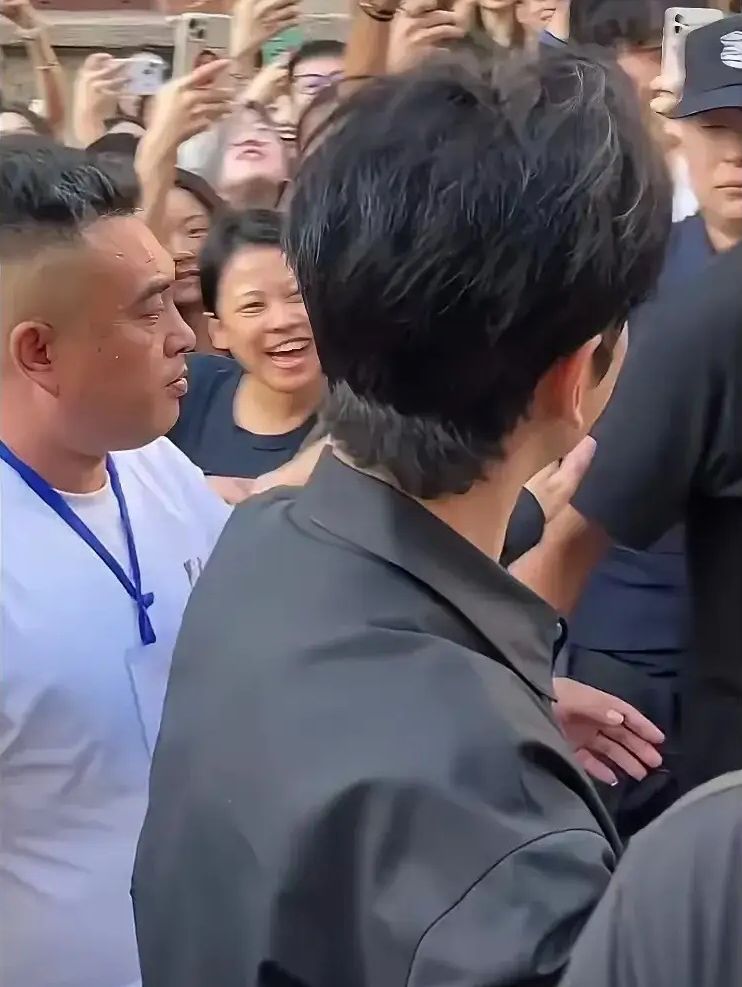 黄晓明的发尾两截又不同色,被怀疑戴假发。 黄晓明的发尾两截又不同色,被怀疑戴假发。