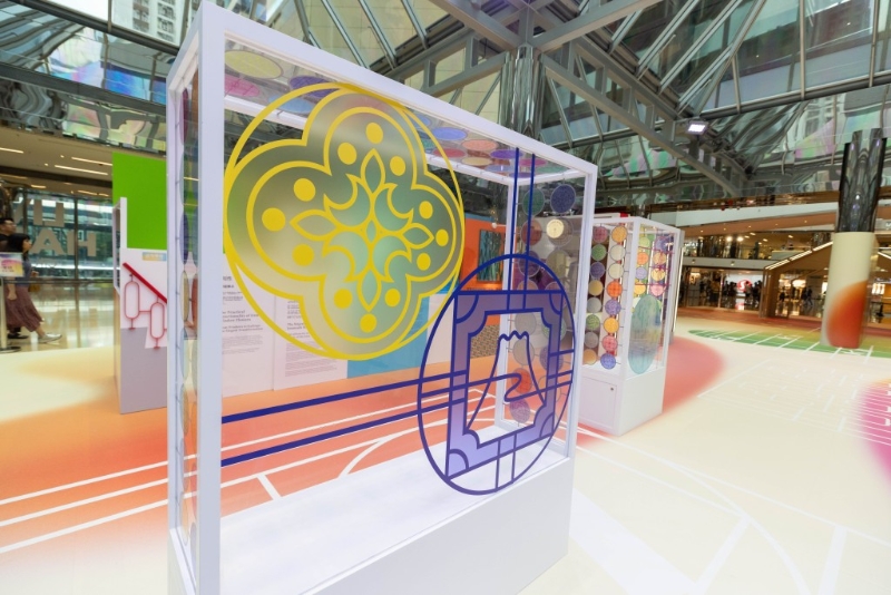 诚品以铁窗花与压花玻璃为主题，结合太古城中心中庭的阳光，设置多个光影打卡艺术装置。