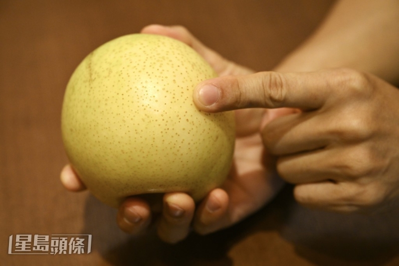 拣梨子要看外皮。 拣梨子要看外皮。