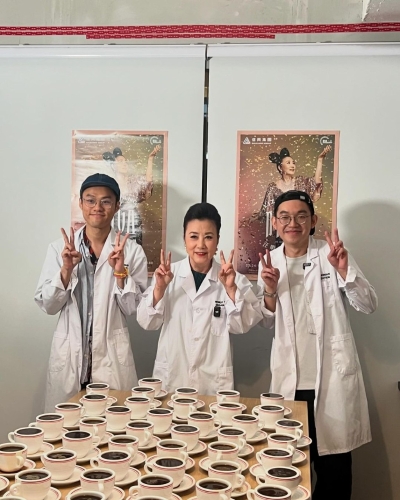 近日汪明荃竟然在社交平台分享自己“转行”斟咖啡。 近日汪明荃竟然在社交平台分享自己“转行”斟咖啡。