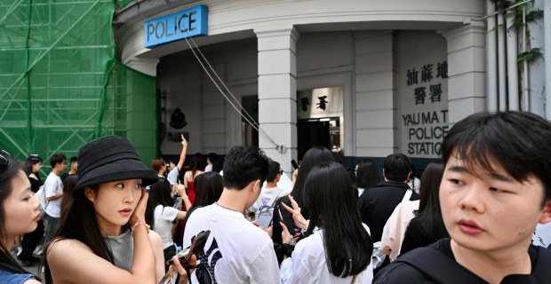 油麻地警署门外挤满人。 油麻地警署门外挤满人。