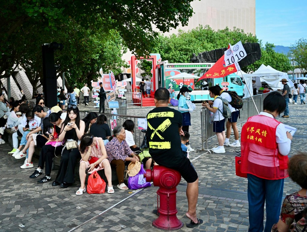 旅行团在星光大道游玩。 旅行团在星光大道游玩。