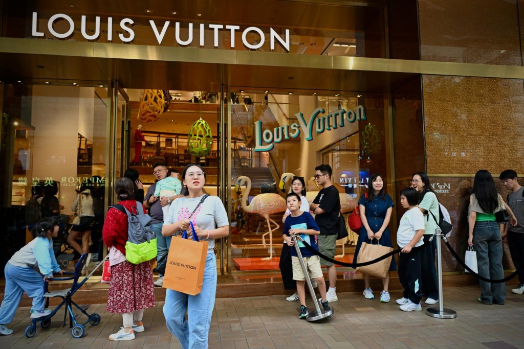 游客手持“战利品”离开。 游客手持“战利品”离开。