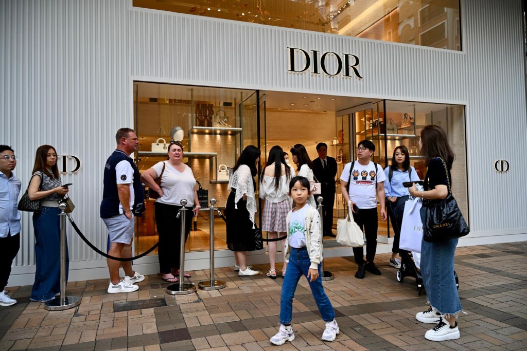 名店排长龙。 名店排长龙。