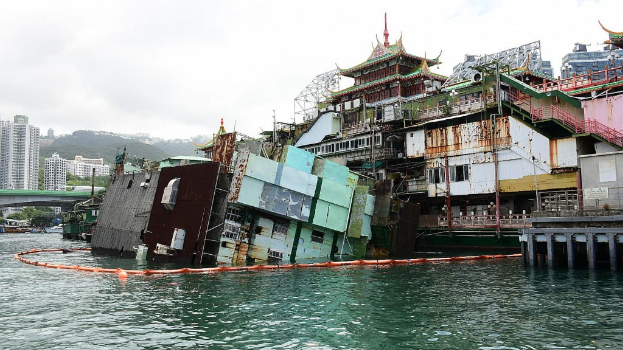 2022年香港仔珍宝海鲜舫靠泊在旁的厨房船入水倾侧。 2022年香港仔珍宝海鲜舫靠泊在旁的厨房船入水倾侧。