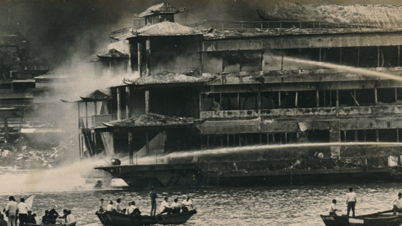 大火酿成装修工及附近渔民共34死42伤,全船严重焚毁。