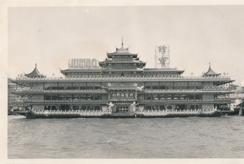 重建后的珍宝海鲜舫排水量达3,300吨,面积达45,000平方呎,可容纳超过2,300名宾客。