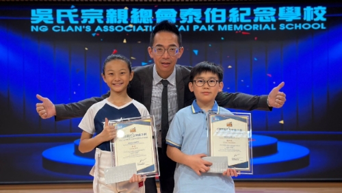 吴氏宗亲总会泰伯纪念学校校长侯达燊(中)与得奖同学梁琛(左)和邹卓男(右)。 吴氏宗亲总会泰伯纪念学校校长侯达燊(中)与得奖同学梁琛(左)和邹卓男(右)。