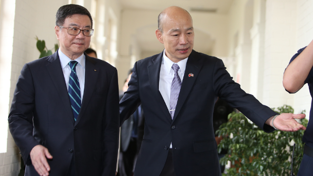 卓荣泰(左)、韩国瑜(右)11日将纠集朝野要员吃“和解饭”,引发讨论 卓荣泰(左)、韩国瑜(右)11日将纠集朝野要员吃“和解饭”,引发讨论