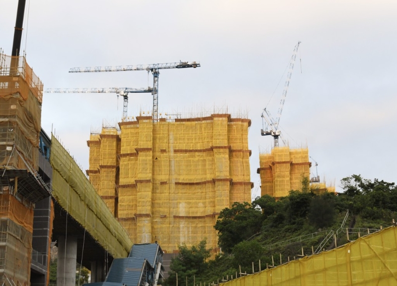 长实观塘安达臣道「港人首置上车」项目,重新「入纸」,涉及单位减至2926伙,入伙期则押后约3个月至2026年12月底。 长实观塘安达臣道「港人首置上车」项目,重新「入纸」,涉及单位减至2926伙,入伙期则押后约3个月至2026年12月底。