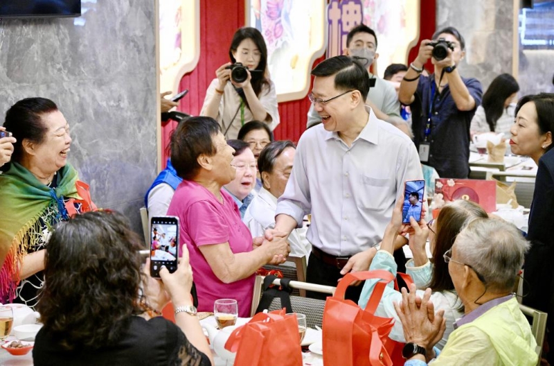 李家超落区探望长者 李家超落区探望长者