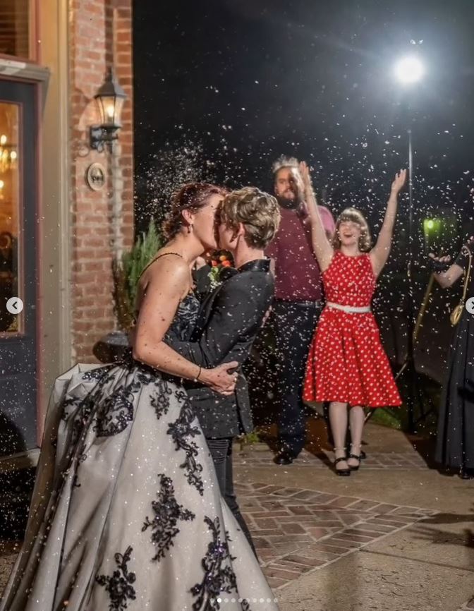 凯拉和艾莉卡由闺蜜变成了夫妻。