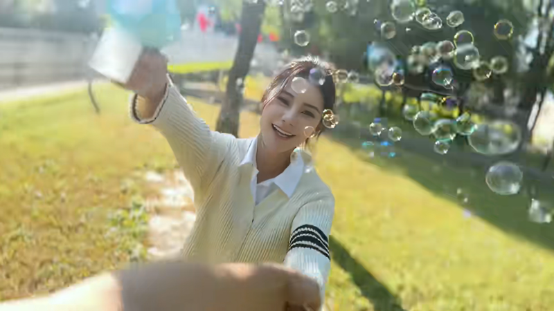 汪小菲与Mandy转圈拍男友视角。 汪小菲与Mandy转圈拍男友视角。