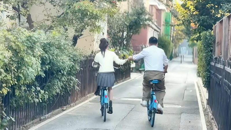 汪小菲与Mandy最后甜蜜手牵手骑自行车。 汪小菲与Mandy最后甜蜜手牵手骑自行车。