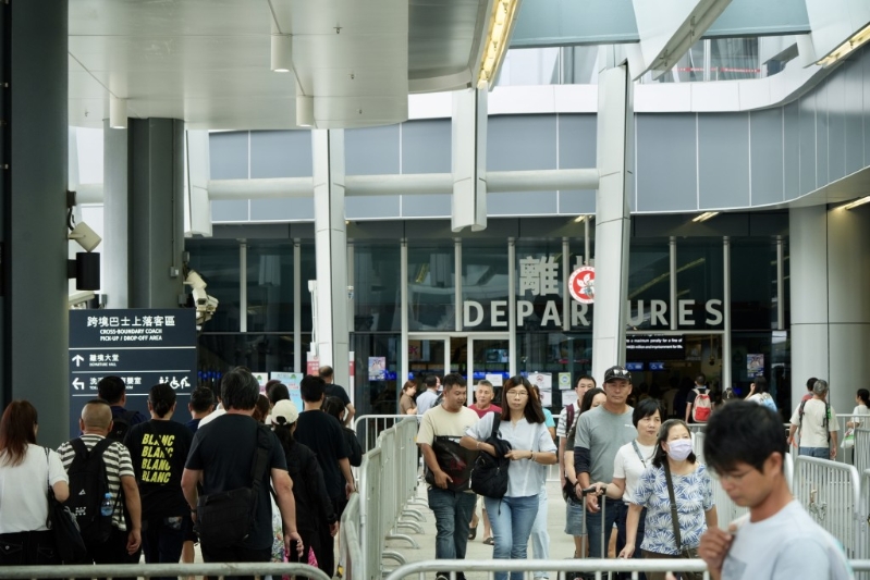 截至下午4时,各管制站录得逾51万港人出境。 截至下午4时,各管制站录得逾51万港人出境。