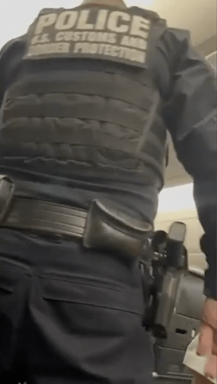 美国执法人员陪同老翁下机。 网上图片 美国执法人员陪同老翁下机。 网上图片